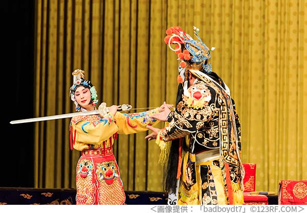 京劇の「覇王別姫」で虞美人が自殺する場面。