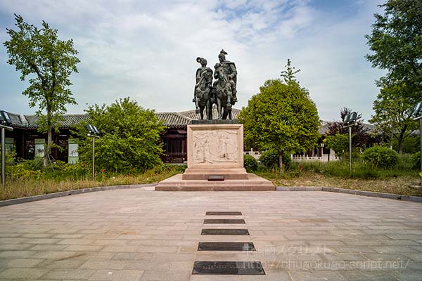 項羽と虞美人の像。